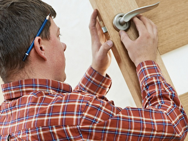 Установка межкомнатных дверей